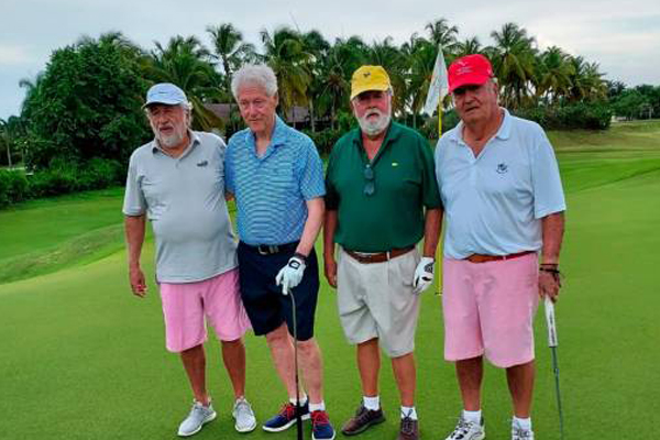 El expresidente de Estados Unidos Bill Clinton disfruta del golf en La Romana