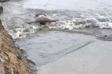 Residentes de Miches encuentran cadáver de un hombre flotando en la playa