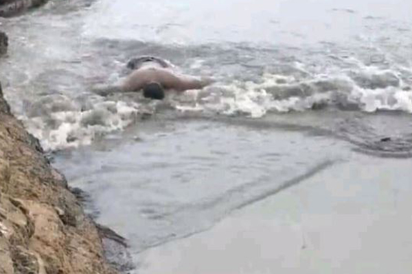 Residentes de Miches encuentran cadáver de un hombre flotando en la playa