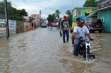 Fuertes inundaciones afectan Residentes de La Romana