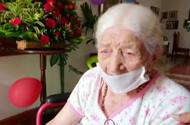 Mujer de 100 años revela que servir al Señor es el secreto de su larga vida