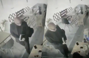 Captan en video un sacerdote usando la biblia para robar celulares