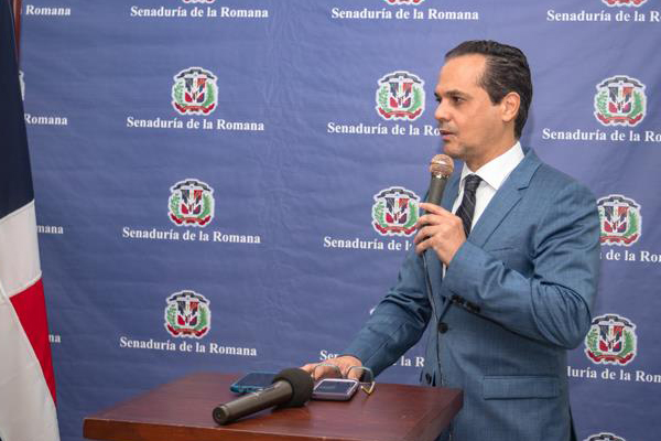Senador Ivan Silva logra principio de acuerdo para resolver conflicto entre transportistas de La Romana