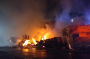 Descomunal Incendio en La Romana destruye dos negocios y una vivienda