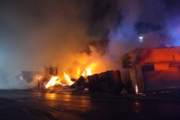Descomunal Incendio en La Romana destruye dos negocios y una vivienda