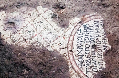 Arqueólogos israelíes encuentran mosaicos que podrían ser de la legendaria iglesia de los Apóstoles