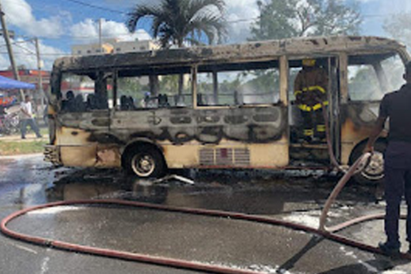 Se incendia minibús en avenida Caamaño Deñó en La Romana