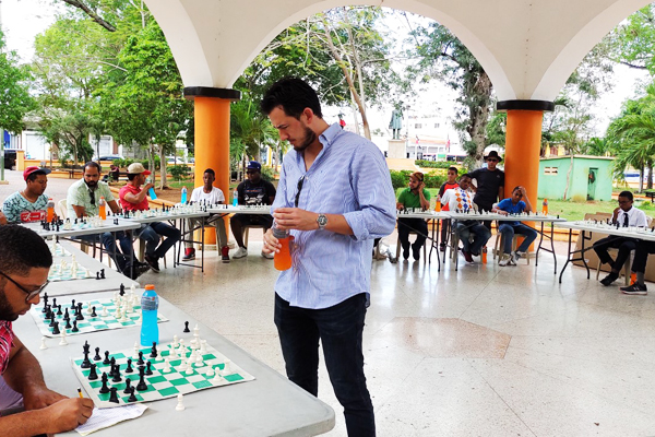 Gian Carlo Arvelo, Campeón Nacional de ajedrez, realiza simultanea en La Romana