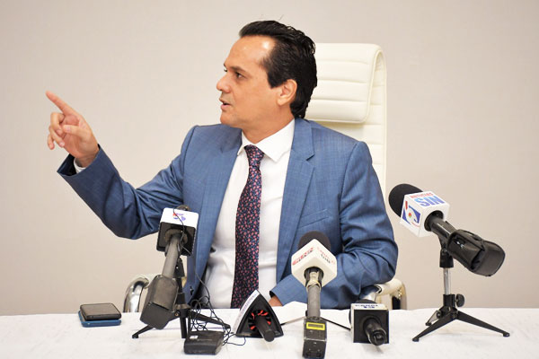 Senador Iván Silva denuncia retiro de fondos públicos a cientos de organizaciones sin fines de lucro