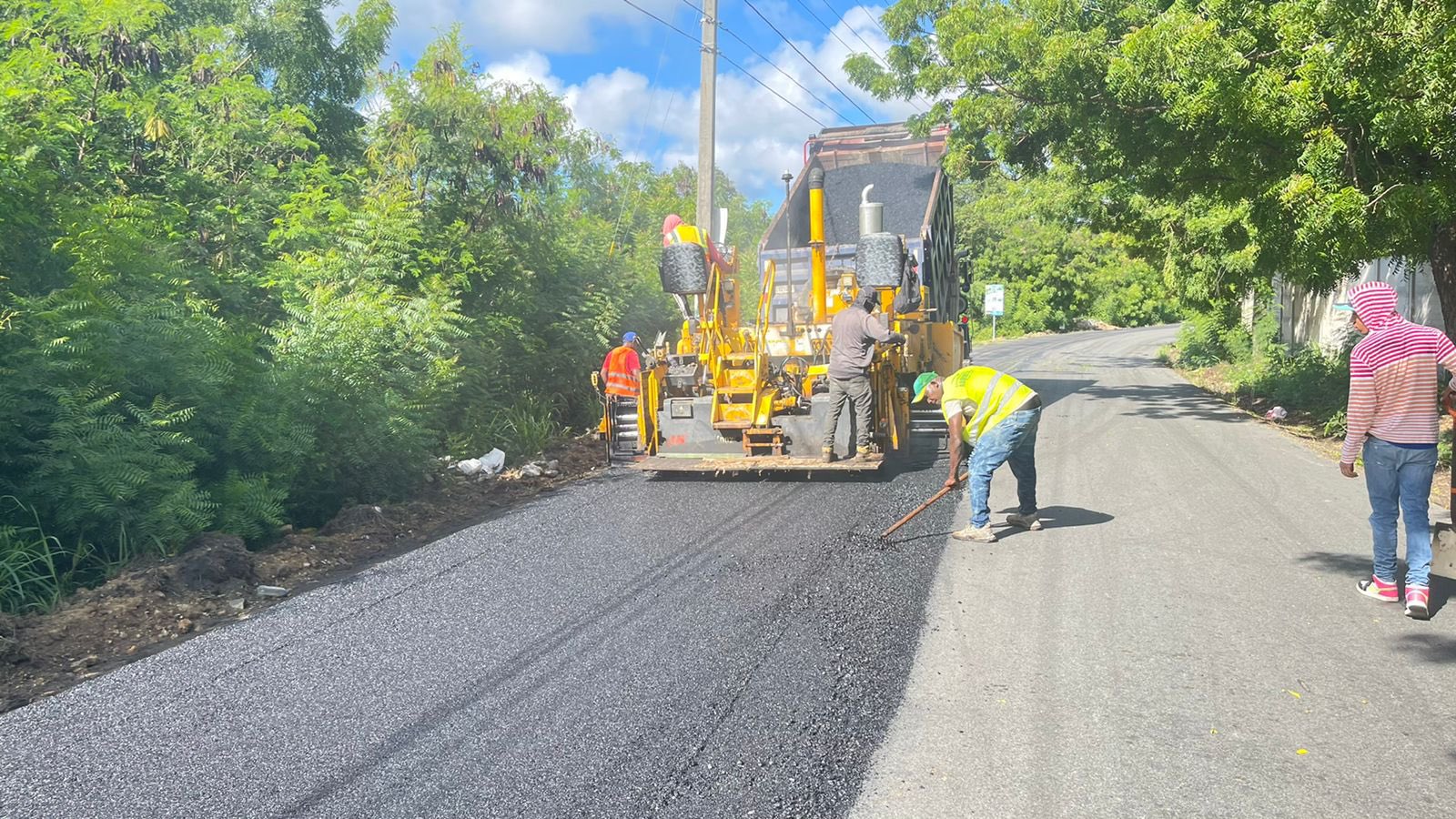 Gobierno inicia asfaltado en distrito municipal de Caleta en La Romana