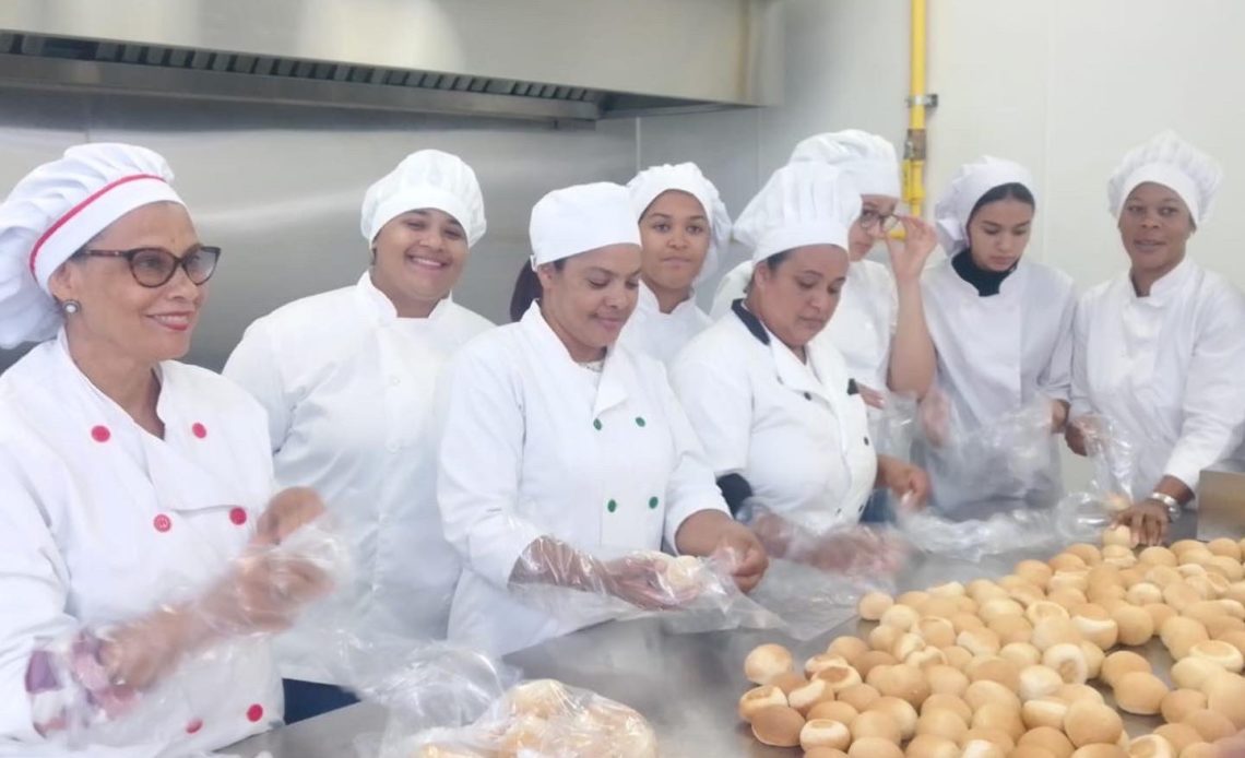 Infotep produce miles de raciones de pan para zonas afectados por Fiona