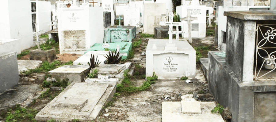 Basura, profanadores y drogadictos se adueñan de cementerios en La Romana