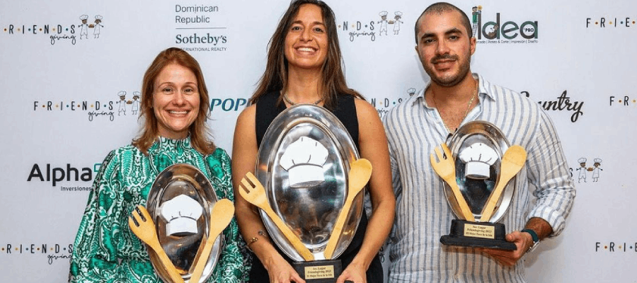 Victoria Giha gana concurso en Casa De Campo El Mejor Pavo de La Isla