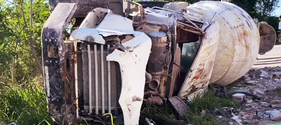 Accidente de Camión-Ligadora en la Carretera La Romana-San Pedro de Macorís