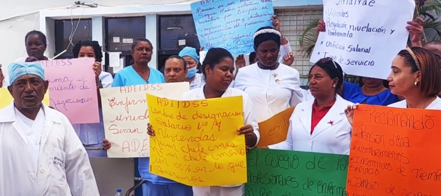 Enfermeras del Hospital Materno Infantil en La Romana realizan protesta en demanda de reivindicaciones